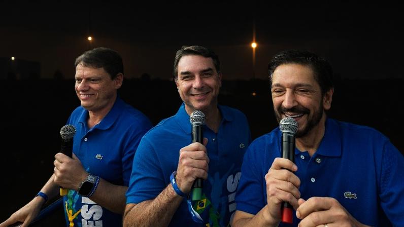 4.jun.2026 - Governador Tarcisio de Freitas, Flávio Bolsonaro e o prefeito Ricardo Nunes na 34ª Marcha para Jesus