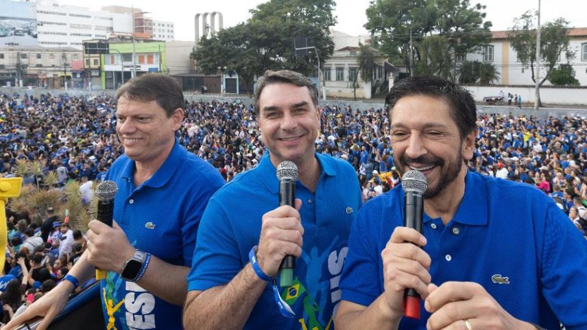 Governador Tarcisio de Freitas, Flávio Bolsonaro e prefeito Ricardo Nunes na 34ª Marcha para Jesus