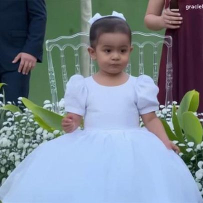 Filha de Graciele Lacerda e Zezé Di Camargo se distrai em estreia como daminha