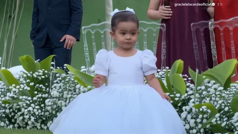 Clara emociona Graciele Lacerda em estreia como daminha de hinra