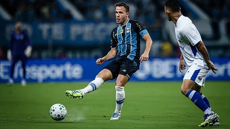 Arthur Melo em lance de Grêmio x Confiança pela Copa do Brasil