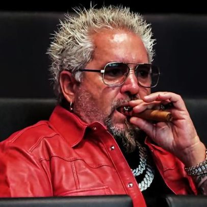 Internautas dizem que Guy Fieri nunca engolou comida em vídeo