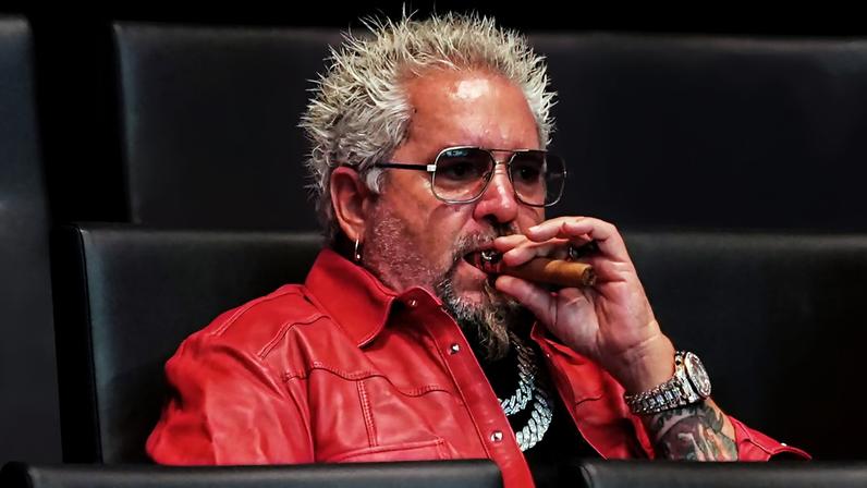 Internautas dizem que Guy Fieri nunca engolou comida em vídeo