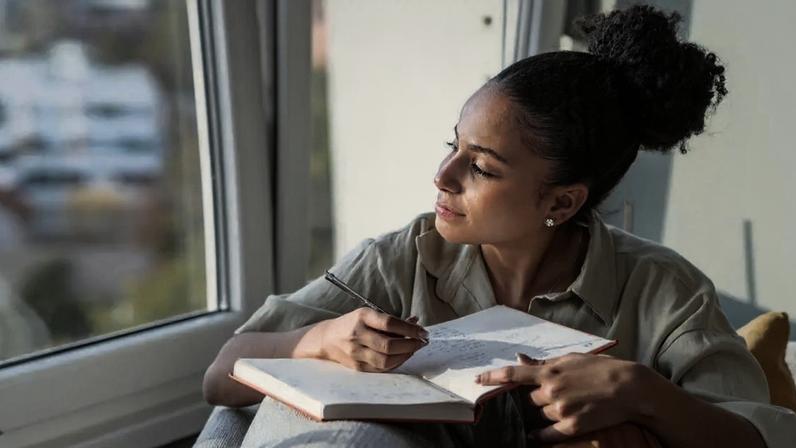 Cultivar hábitos saudáveis fortalece a vida emocional e espiritual na solteirice.