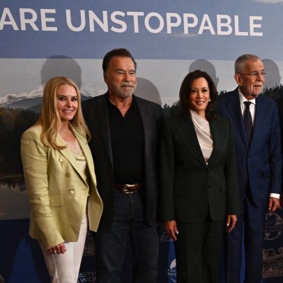 Arnold Schwarzenegger faz rara aparição com namorada bem mais jovem