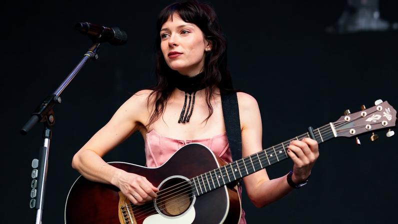 Holly Humberstone relaxa no ônibus da turnê ouvindo Tom Petty, Van Morrison
