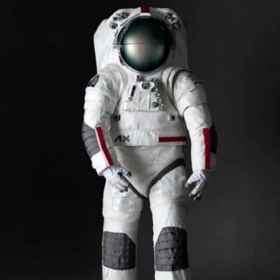 Astronauta usa Prada em aparição pública