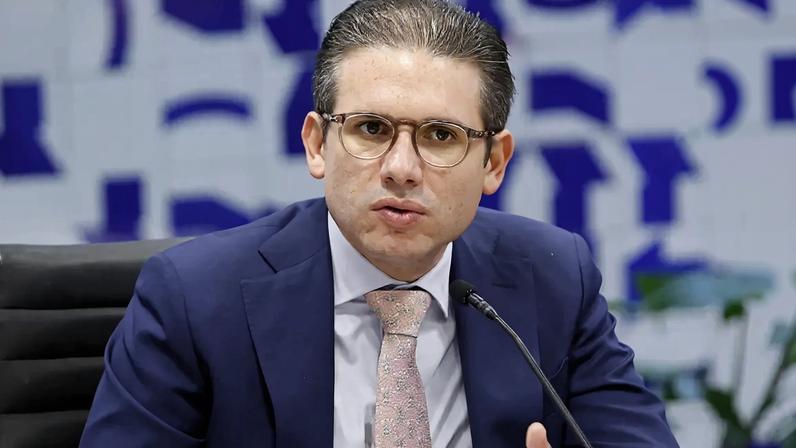 Presidente da Câmara, Hugo Motta, discute projeto sobre misoginia e racismo.