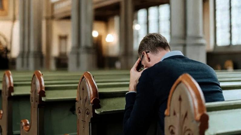 Análise sobre como o estresse afeta a cultura e relações na igreja.