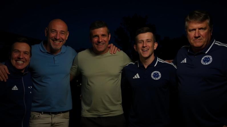 Gomes ao lado de Adilson Batista, Wesley Carvalho e dirigentes da base do Cruzeiro (Foto: Divulgação Cruzeiro)