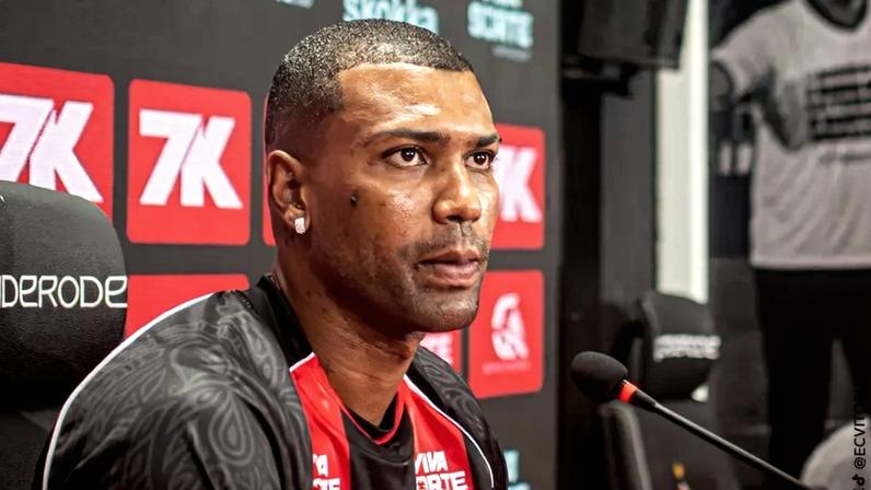 Walace, emprestado pelo Cruzeiro, sendo apresentado na sala de imprensa do Vitória EC (Foto: Victor Ferreira / EC Vitória)