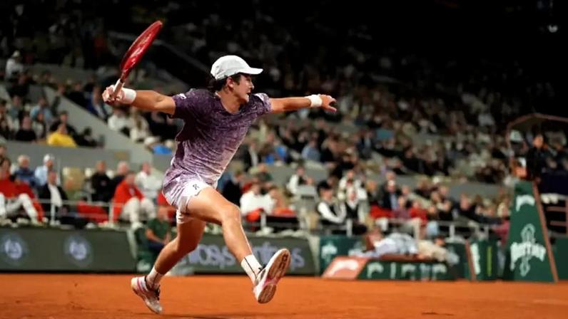 João Fonseca na vitória sobre o norueguês Casper Ruud em Roland Garros (Foto: Julien Crosnier / FFT)