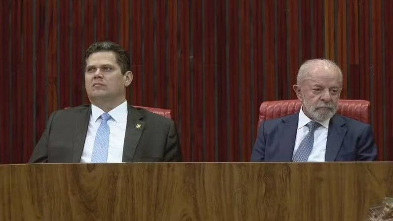 Alcolumbre e Lula sentaram lado a lado durante posse de Nunes Marques como presidente do TSE e evitaram trocara olhares — Foto: Walter Rocha / TV Globo