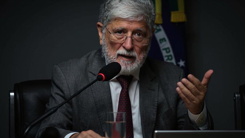 Celso Amorim: IA sob controle de poucas empresas agrava desigualdades