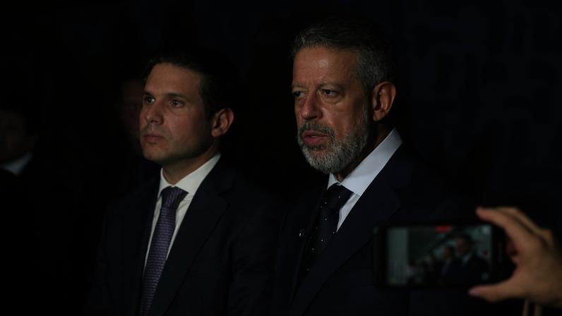Presidente da Câmara dos Deputados, Hugo Motta (Republicanos - PB) e o deputado Arthur Lira (PP - AL), durante entrevista à imprensa, em 01/10/2025 . — Foto: Kayo Magalhães / Câmara dos Deputados
