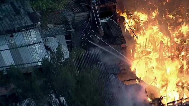 Incêndio de grandes proporções atinge Paraisópolis, em São Paulo