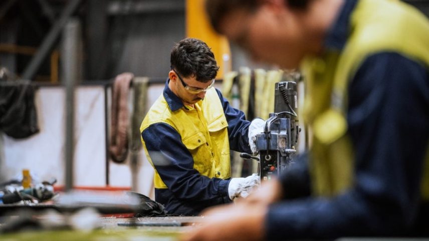Indústria avança 0,7% em abril e soma 4º mês de crescimento