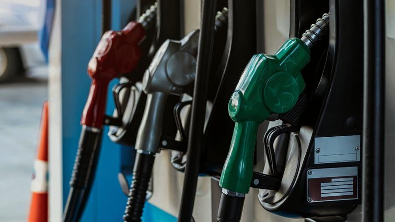 A recente escalada nas tensões geopolíticas e seus efeitos sobre o mercado internacional de petróleo já impactam os preços dos combustíveis no Brasil. Levantamento do Núcleo de Economia do Sincomercio Araraquara aponta que, embora o país não enfrente risco de desabastecimento, a alta global do petróleo e fatores internos seguem pressionando gasolina, etanol e diesel, com reflexos diretos no custo de vida. O Núcleo de Economia do Sincomercio Araraquara segue monitorando os dados divulgados pela Agência Nacional do Petróleo, Gás Natural e Biocombustíveis (ANP) a fim de avaliar o comportamento do preço dos combustíveis no município e no Brasil. No mês de fevereiro, os preços dos combustíveis em Araraquara registraram variações típicas, influenciadas majoritariamente por questões nacionais e sazonais, como mudanças tributárias e a menor oferta de cana-de-açúcar. No período, o etanol e a gasolina tiveram seus preços inflacionados; já o preço do gás de cozinha registrou queda, enquanto o óle