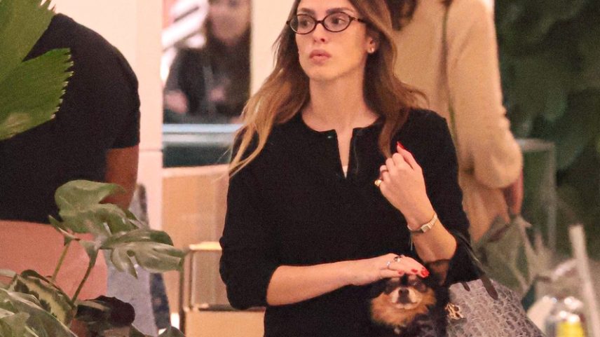 Isabelle Drummond passeia com cãozinho de estimação em shopping carioca — Foto: Daniel Delmiro/AgNews