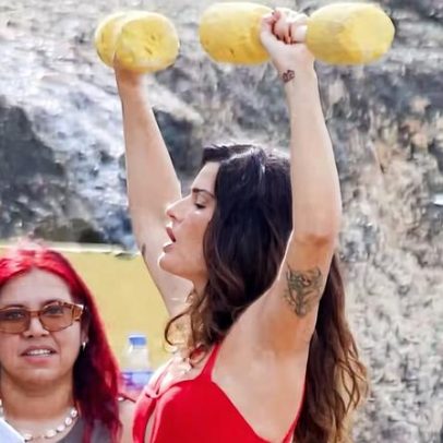 Isabeli Fontana levanta peso em academia ao ar livre no Arpoador