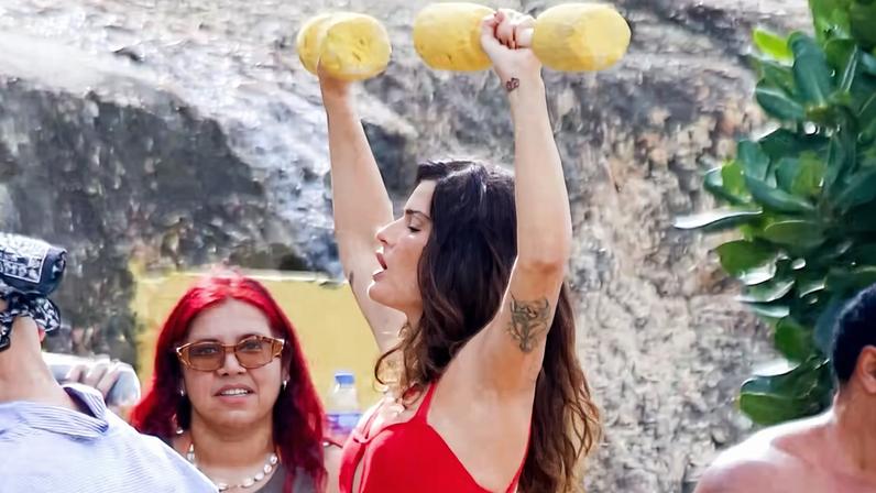 Isabeli Fontana levanta peso em academia ao ar livre no Arpoador — Foto: JC Pereira/AgNews