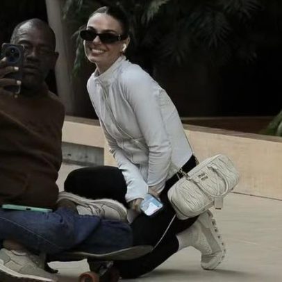 Isis Valverde tira selfie com fã durante passeio em shopping