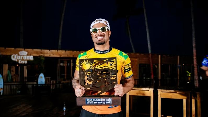 Italo Ferreira celebra o vice-campeonato em El Salvador e segue na liderança da WSL — Foto: Aaron Hughes/WSL