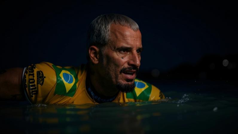 Italo Ferreira supera Gabriel Medina e avança à final em El Salvador