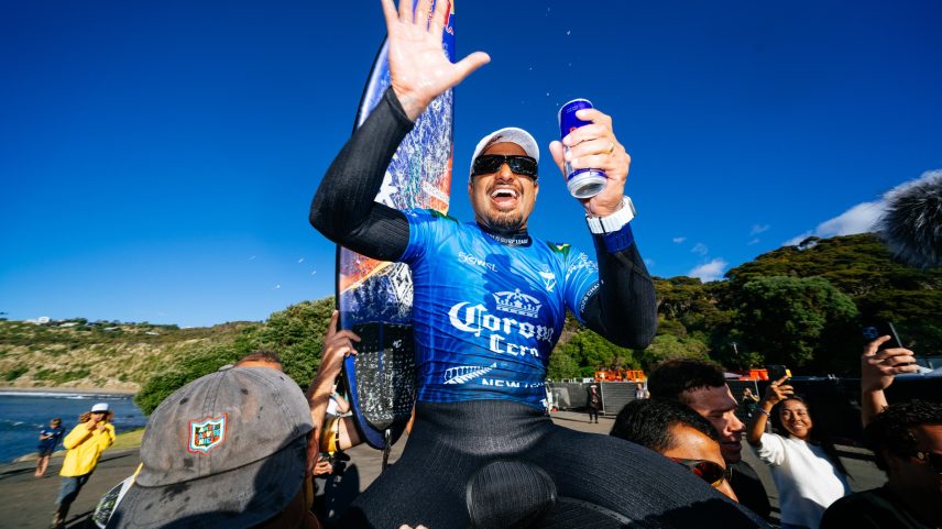 Italo Ferreira é carregado após ser campeão da etapa de Raglan — Foto: Rambo Estrada/WSL
