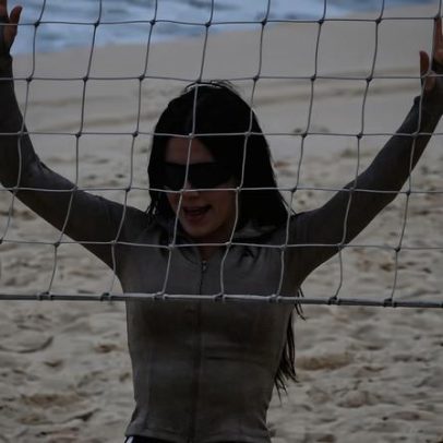 Jade Picon faz treino de futevôlei em dia nublado
