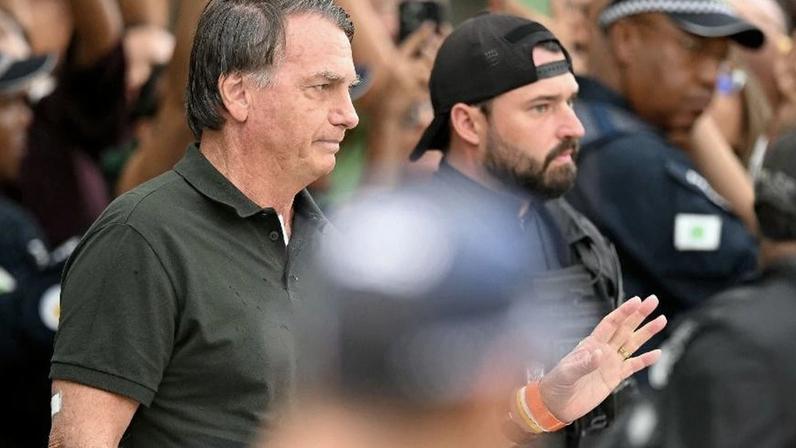 Jair Bolsonaro saindo do hospital após retirada de pinta