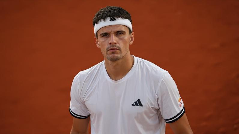 Jakub Mensik em vitória sobre João Fonseca nas quartas de Roland Garros (Foto: Anne-Christine POUJOULAT / AFP)