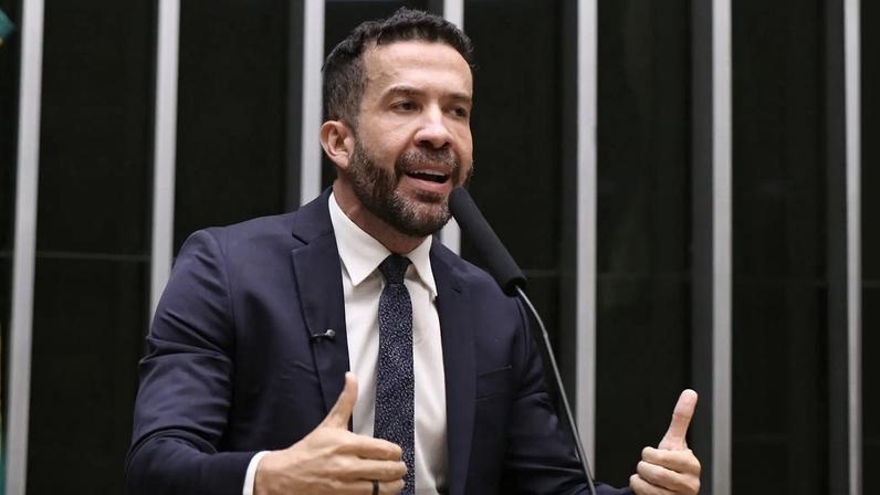 Aliados de Lula viajam aos EUA para pedir investigação contra Flávio Bolsonaro