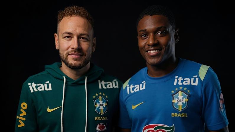 Januário posa ao lado de Neymar durante os treinos da Seleção na Granja (Foto: Reprodução / Instagram)