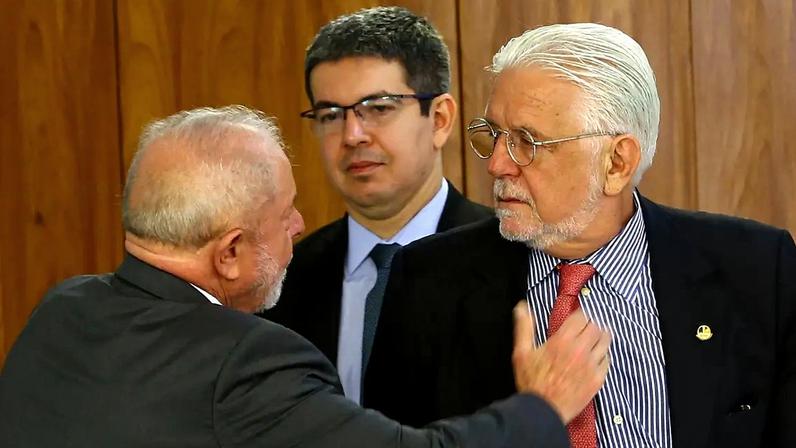 Senador líder do governo no Senado se reunirá com Lula nesta semana para decidir sobre seu futuro após ser alvo da PF no caso Master. (Foto: Antônio Cruz/Agência Brasil)