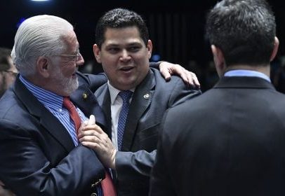 Alcolumbre defende Jaques Wagner após PF e cobra presunção de inocência
