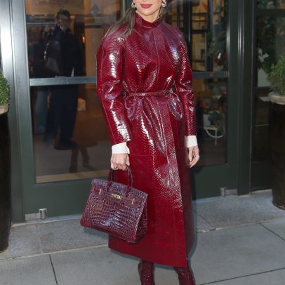 Jennifer Lopez se cobre totalmente com couro vermelho, avaliado em 60 mil dólares