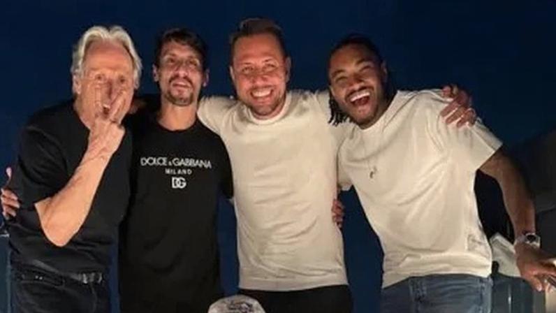 Jorge Jesus se reencontra com jogadores do Flamengo