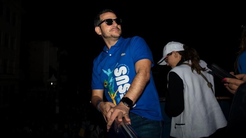 Jorge Messias participou da Marcha para Jesus, dividiu trio elétrico com Flávio Bolsonaro e afirmou que o evento não é comício. (Foto: Emanuelle Sena/AscomAGU)