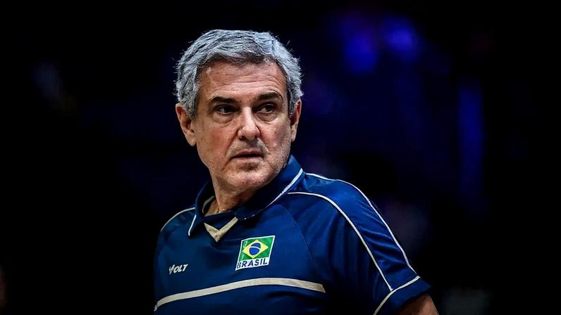 José Roberto Guimarães à beira da quadra pela Seleção Brasileira Feminina de Vôlei na VNL 2025 (Foto: Volleyball World)