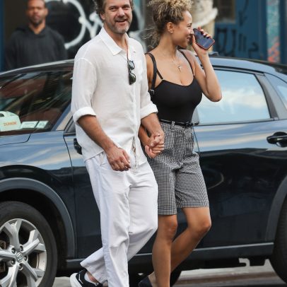 Joshua Jackson e Olivia Burgess alimentam rumores de namoro em passeio em NYC