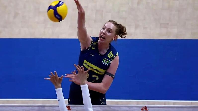 Julia Bergmann ataca pipe em Brasil x República Tcheca pela primeira semana da VNL 2025 (Foto: Volleyball World)