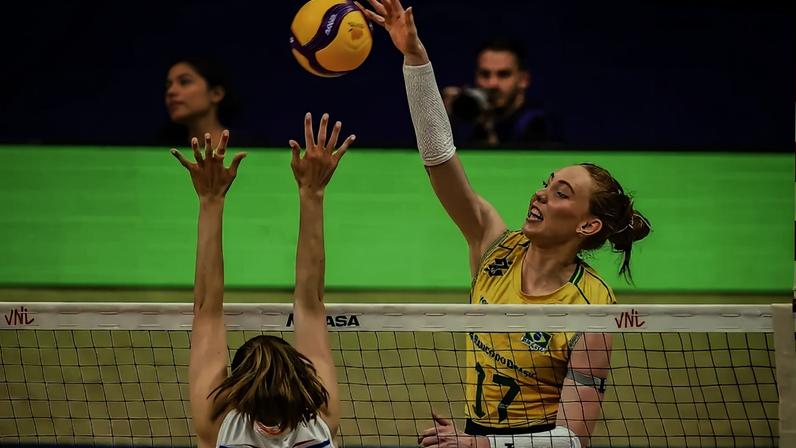 Julia Bergmann ataca em Brasil x Holanda pela VNL 2026 (Foto: Volleyball World)