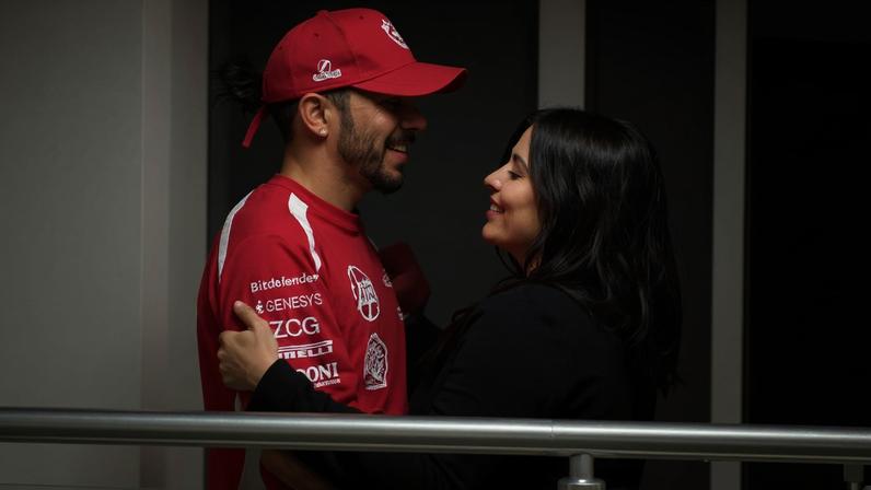 Lewis Hamilton e Kim Kardashian são vistos aos beijos após assumir namoro — Foto: The Grosby Group