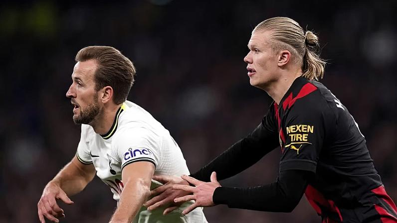 Harry Kane (à esquerda) e Erling Haaland em um jogo do Tottenham contra o Manchester City em 2023 — Foto: PA Media via BBC