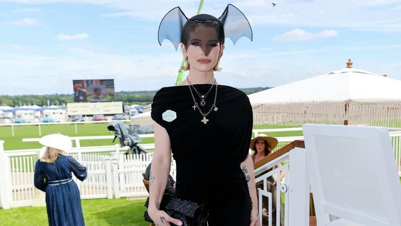 Kelly Osbourne homenageia Ozzy com fascinator morcego no Royal Ascot