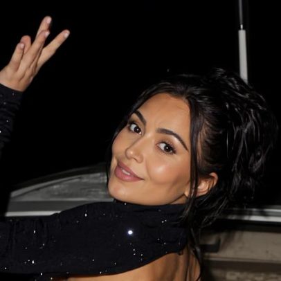Kim Kardashian é vista em lancha com visual ousado