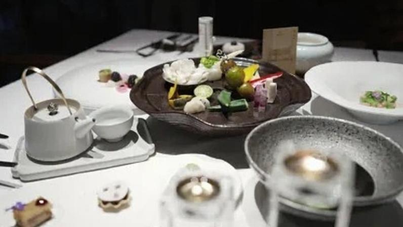 Sopa (servida em um bule de chá) e outras entradas enfeitam a mesa no King's Joy