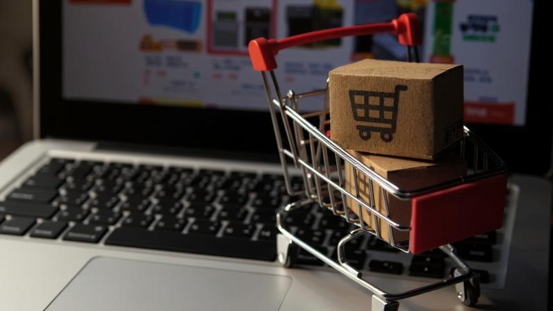 Pesquisa Fiserv mostra que 54% dos brasileiros preferem comprar online itens essenciais. O e-commerce de recorrência avança com praticidade e preços mais competitivos.