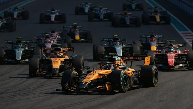 Lando Norris lidera pelotão na sprint do GP de Miami na F1 2026 (Foto: CHARLY TRIBALLEAU / AFP)